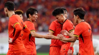 澳大利亚放水？中国男足半场0射门，王钰栋无机会，打平=一起出线