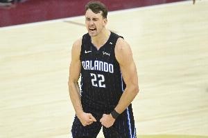 效率一般但很硬！小瓦格纳22中8得26分8板4助 造杀伤10罚9中