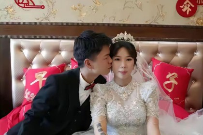 大发官网|大发体育|大发娱乐场|dafabet中国|大发体育官方网站|www.dfa678.com-新婚女子手臂成亮点，“满眼都是xxx”，难道新郎一点都不在乎？